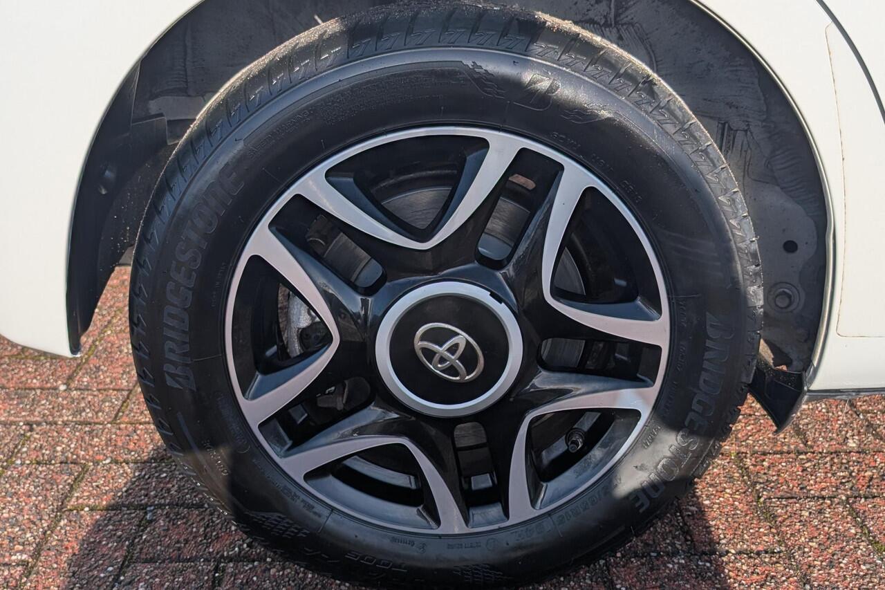 Toyota YARIS 1.5 VVT-i Design Red Achteruitrijcamera, Bluetooth