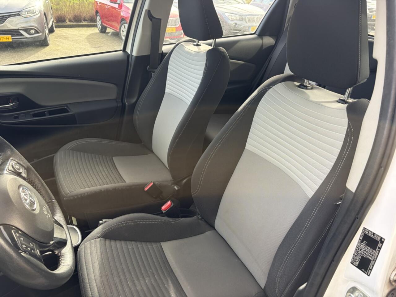 Toyota YARIS 1.5 Hyb. Active, Aut,, Clima, Carplay, Stoelverwarming