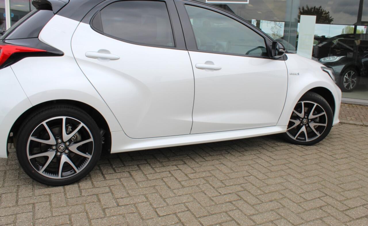 Toyota YARIS 1.5 Hybrid Executive Bi-Tone | Trekhaak Afneembaar | Stoelverwar