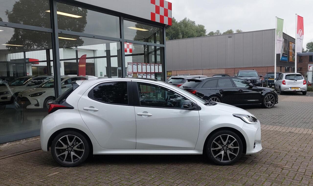 Toyota YARIS 1.5 Hybrid Executive Pano 17 inch