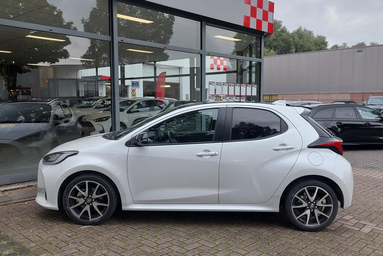 Toyota YARIS 1.5 Hybrid Executive Pano 17 inch