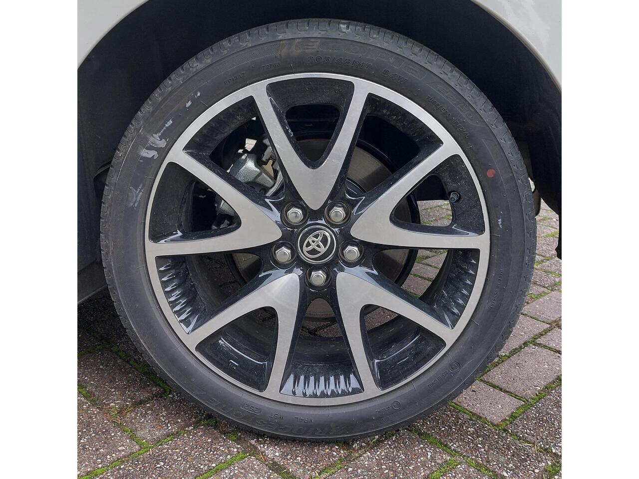 Toyota YARIS 1.5 Hybrid Executive Pano 17 inch