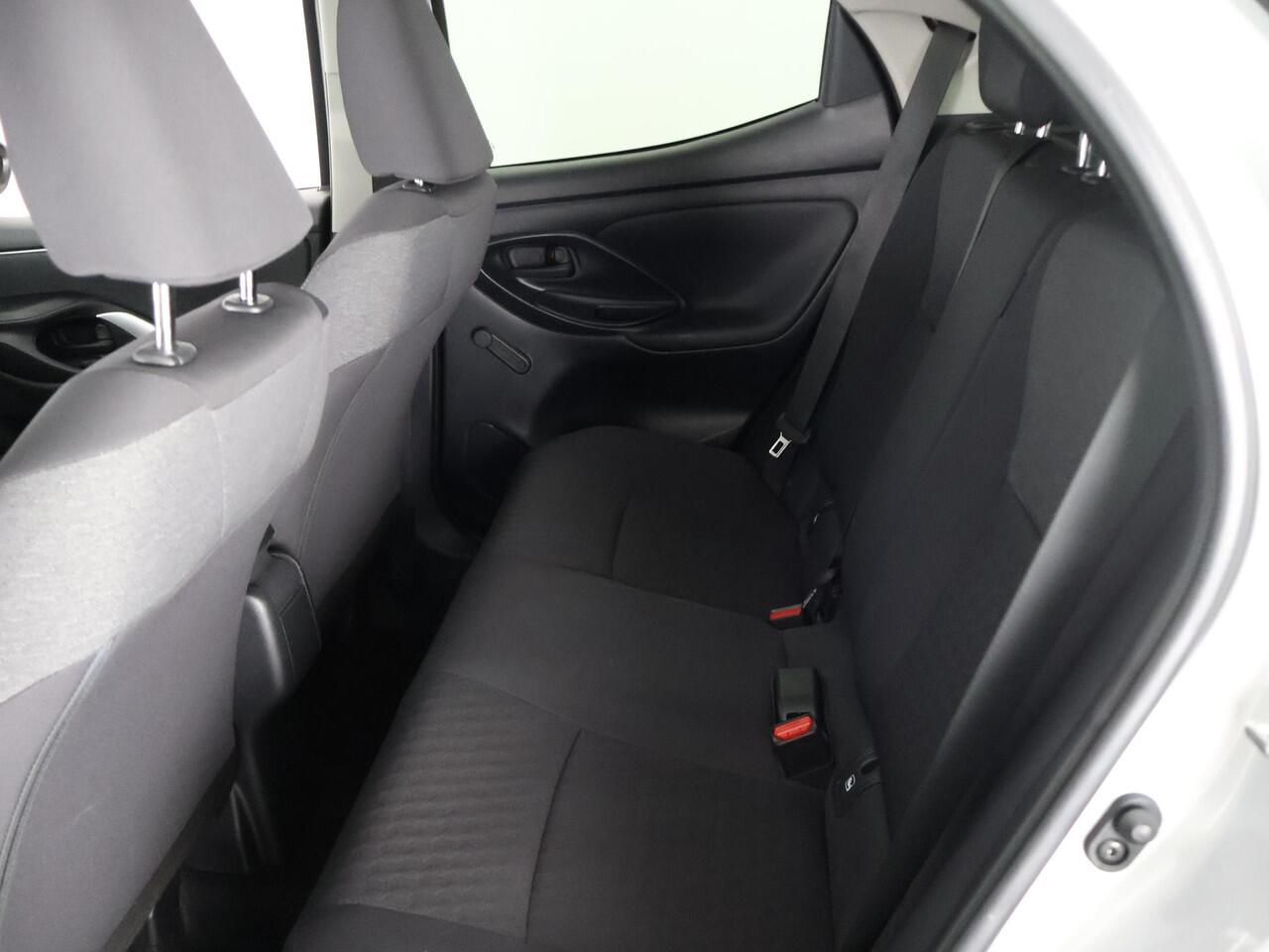 Toyota YARIS 1.5 HYBRID BI-TONE SILVERLINE AUTOMAAT CLOUD NAVI APPLE & ANDROID.CAMERA.TOYOTA GARANTIE TOT 2031 !!