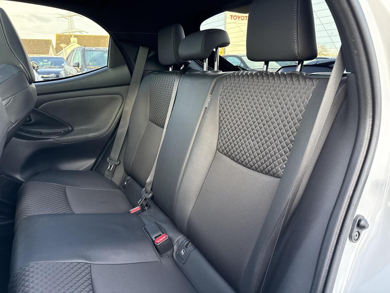 Toyota YARIS 1.5 Hybrid Executive | Navigatie | Appel CarPlay/Android auto | Achteruitrijcamera | Panoramadak | Head-Up display