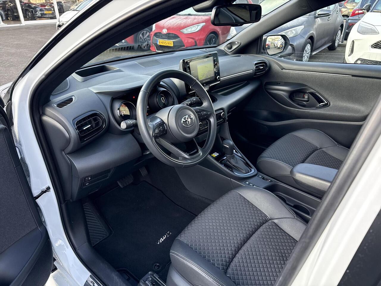 Toyota YARIS 1.5 Hybrid Executive | Navigatie | Appel CarPlay/Android auto | Achteruitrijcamera | Panoramadak | Head-Up display