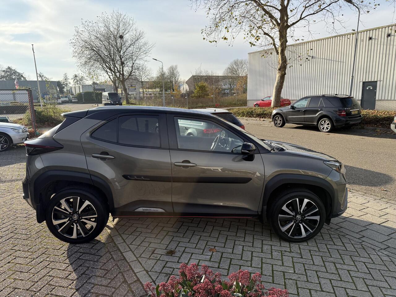 Toyota YARIS Cross 1.5 Hybrid | Voorruitverwarming | Head-up display | Trekhaak | Stuurwielverwarming | Adaptive Cruise Control | Achteruitrijcamera |