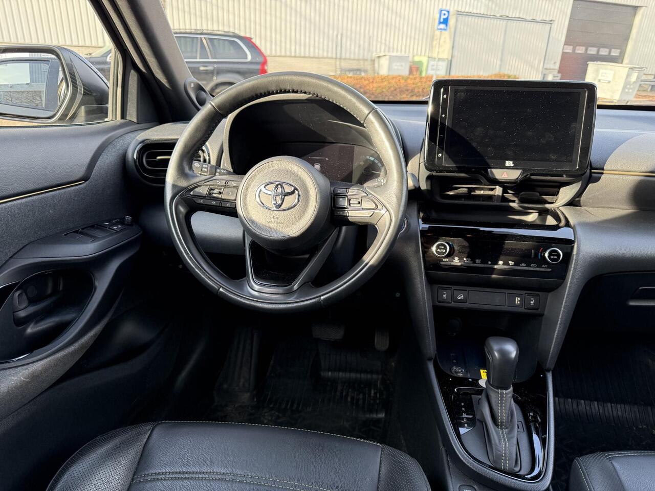 Toyota YARIS Cross 1.5 Hybrid | Trekhaak | Head-up display | Voorruitverwarming | Stuurwielverwarming | Adaptive Cruise Control | Achteruitrijcamera |