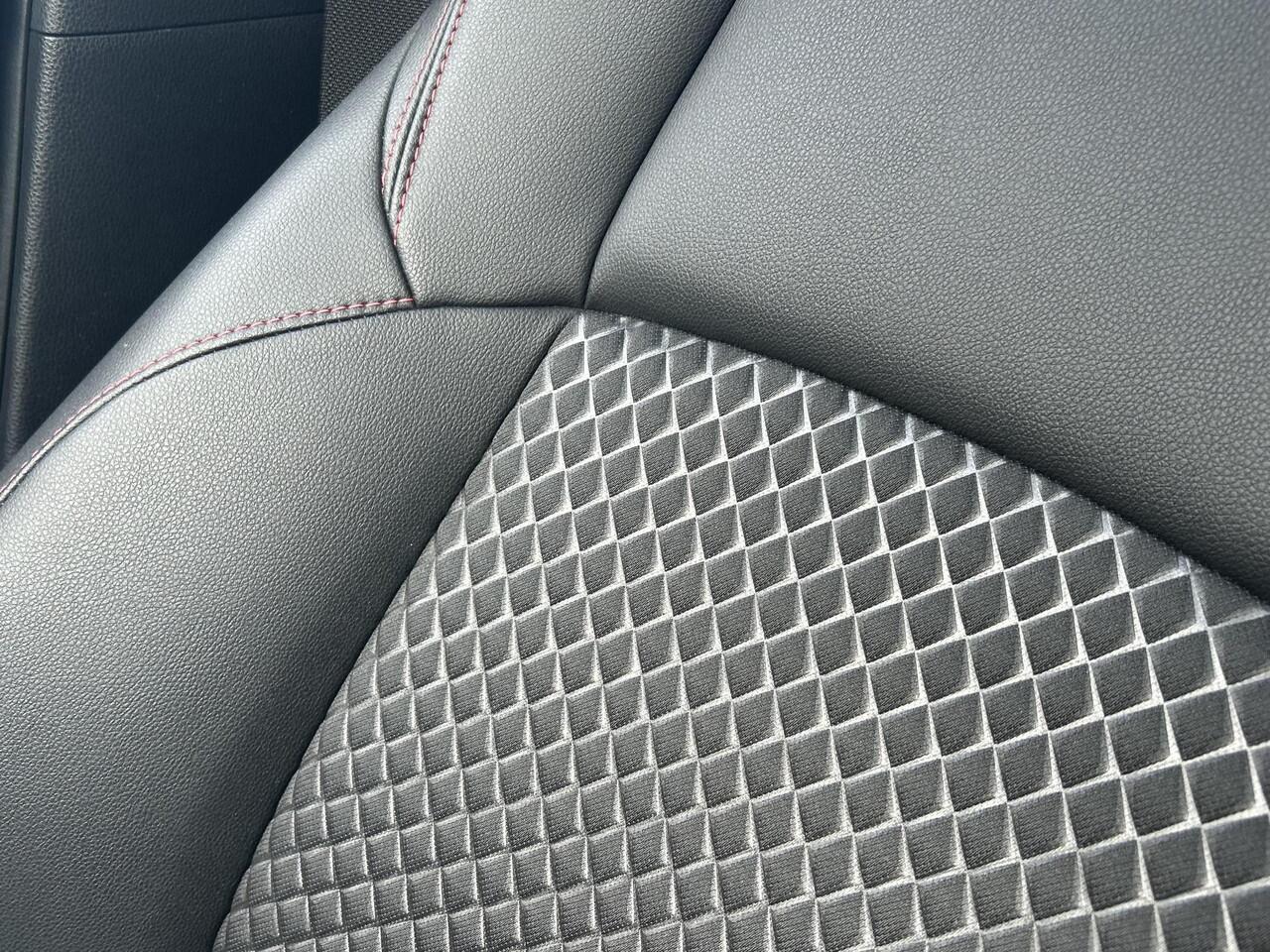 Toyota YARIS 1.5 Hybrid Launch Edition **HEAD UP DISPLAY/ STOELVERWARMING/ JBL AUDIO/ PANORAMA DAK**