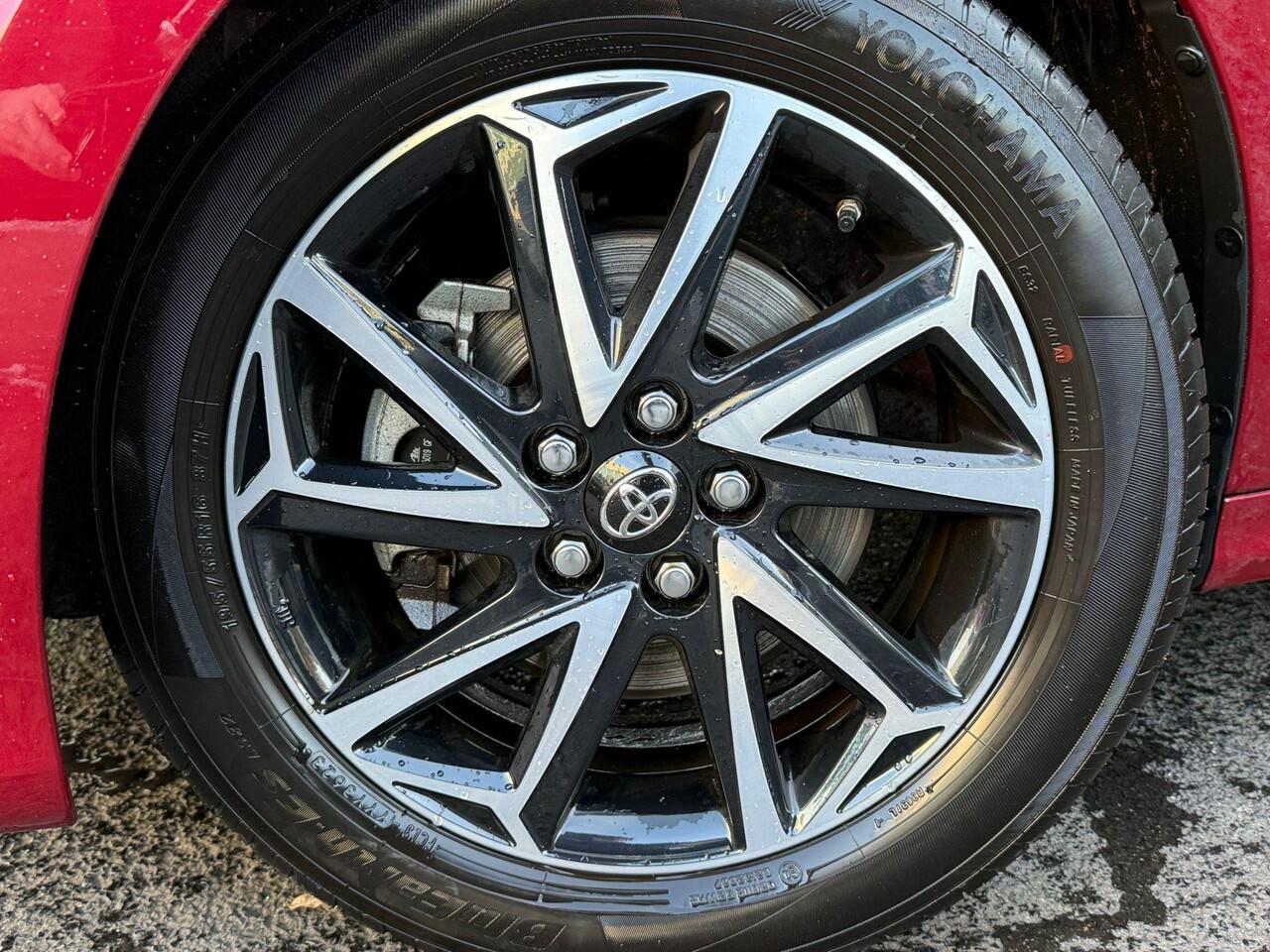 Toyota YARIS 1.5 Hybrid Dynamic Trekhaak | Parkeersensoren voor+achter | Airco | Parkeercamera