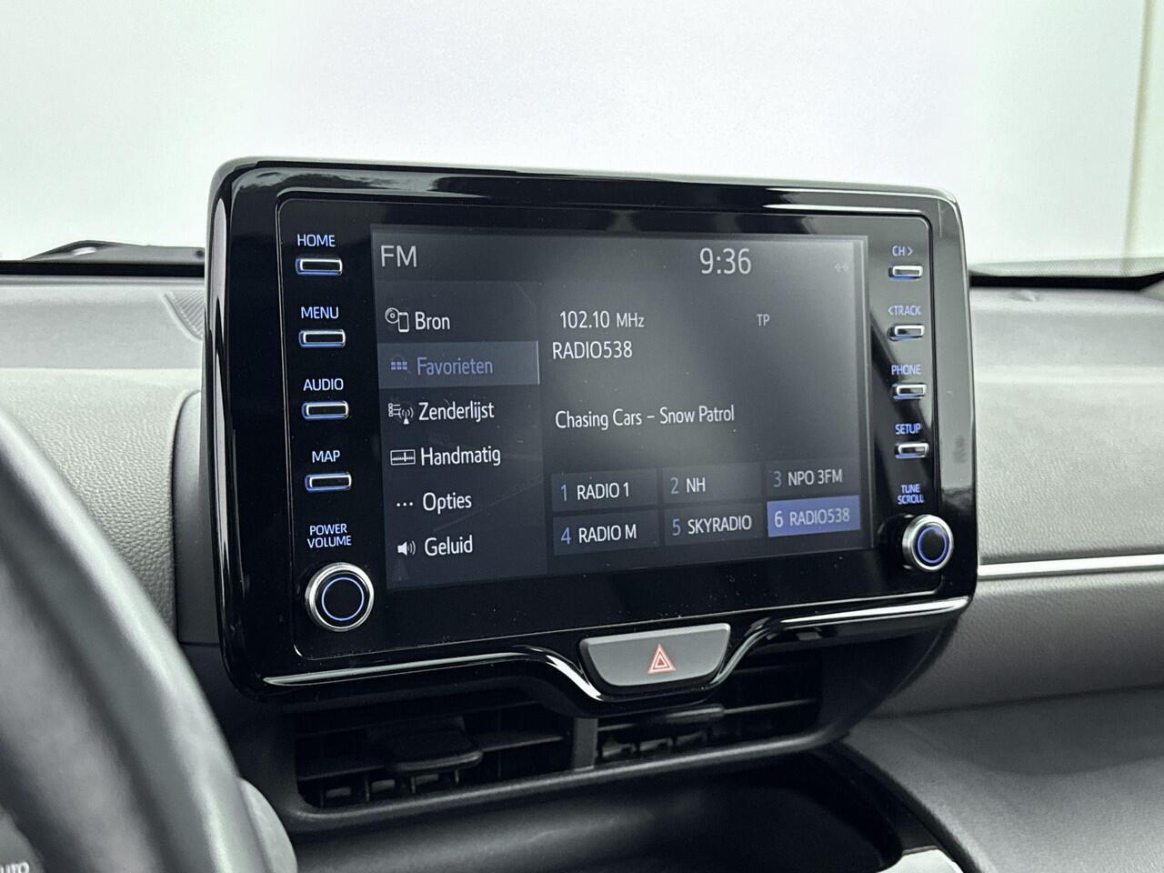 Toyota YARIS Cross 1.5 Hybrid 115Pk Adventure Automaat | Navigatie | Apple & Android Carplay | Cruise Control Adaptief | Parkeersensoren & Camera | Stoel- & Stuurverwarming | Climate Control | Electrische Achterklep | Panoramadak |