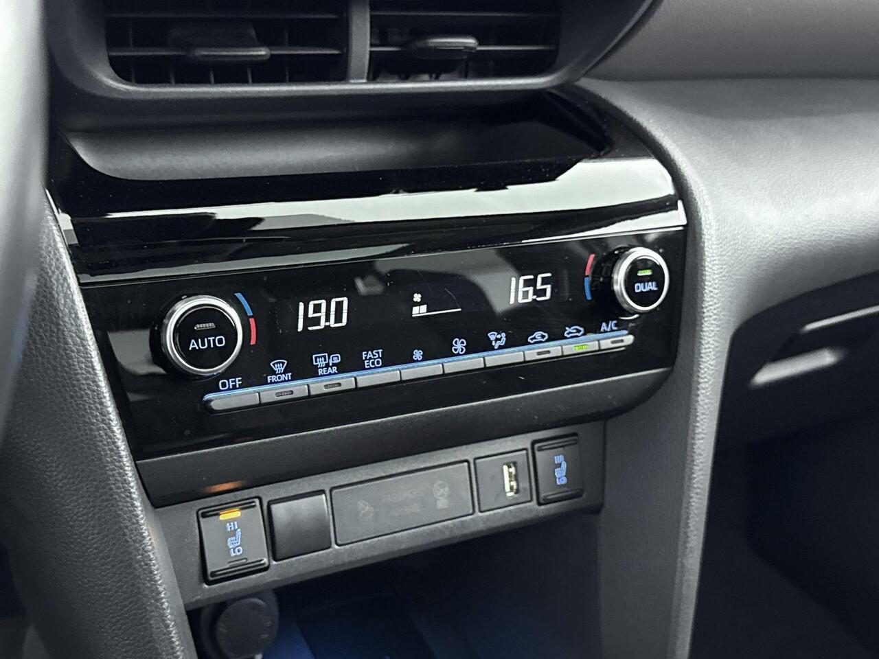 Toyota YARIS Cross 1.5 Hybrid 115Pk Adventure Automaat | Navigatie | Apple & Android Carplay | Cruise Control Adaptief | Parkeersensoren & Camera | Stoel- & Stuurverwarming | Climate Control | Electrische Achterklep | Panoramadak |