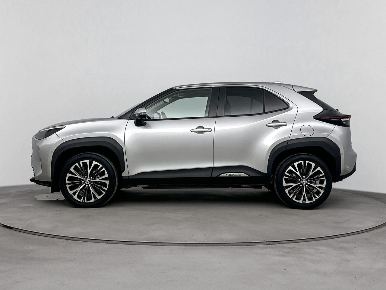 Toyota YARIS Cross 1.5 Hybrid 115Pk Adventure Automaat | Navigatie | Apple & Android Carplay | Cruise Control Adaptief | Parkeersensoren & Camera | Stoel- & Stuurverwarming | Climate Control | Electrische Achterklep | Panoramadak |