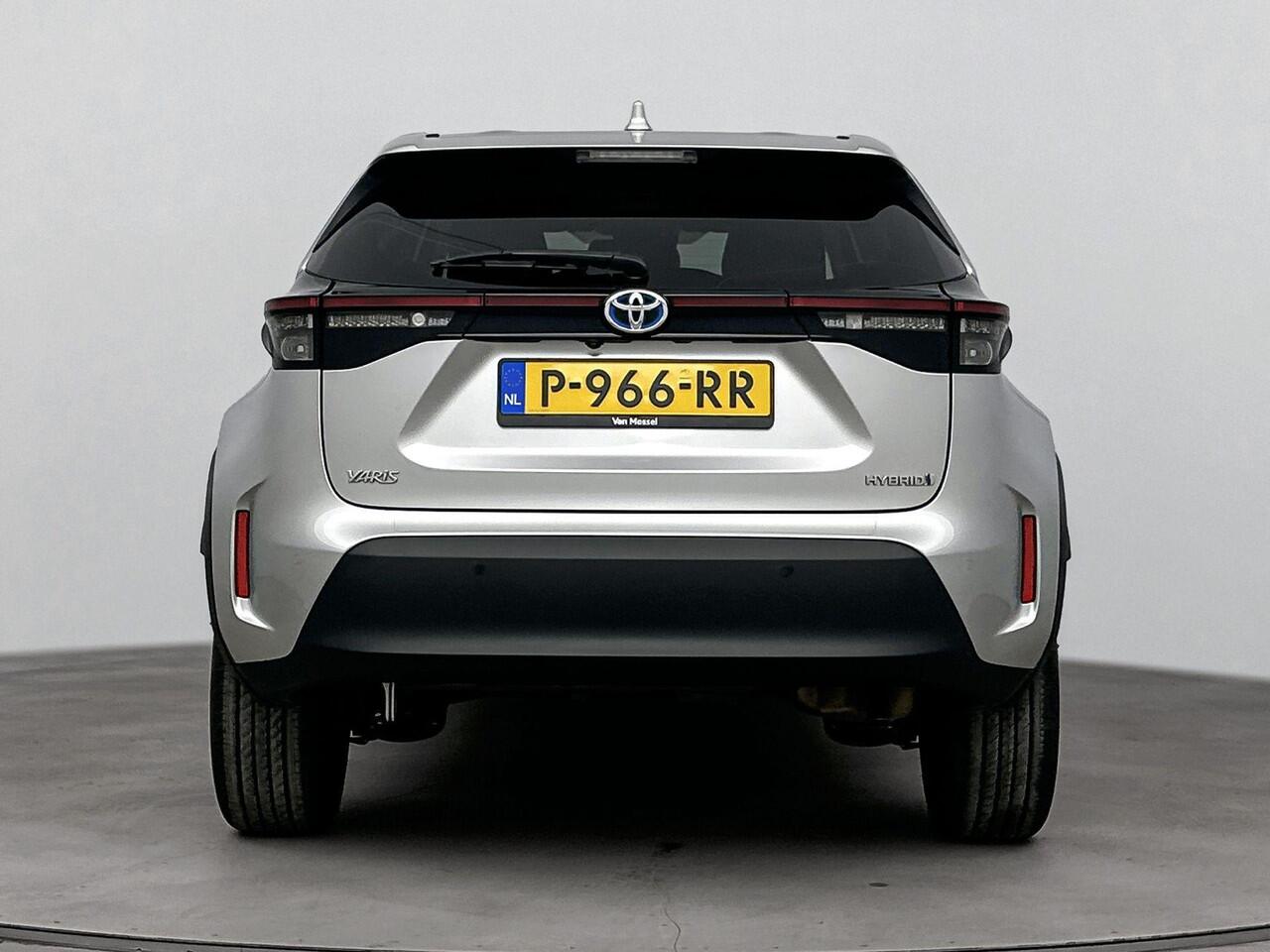 Toyota YARIS Cross 1.5 Hybrid 115Pk Adventure Automaat | Navigatie | Apple & Android Carplay | Cruise Control Adaptief | Parkeersensoren & Camera | Stoel- & Stuurverwarming | Climate Control | Electrische Achterklep | Panoramadak |