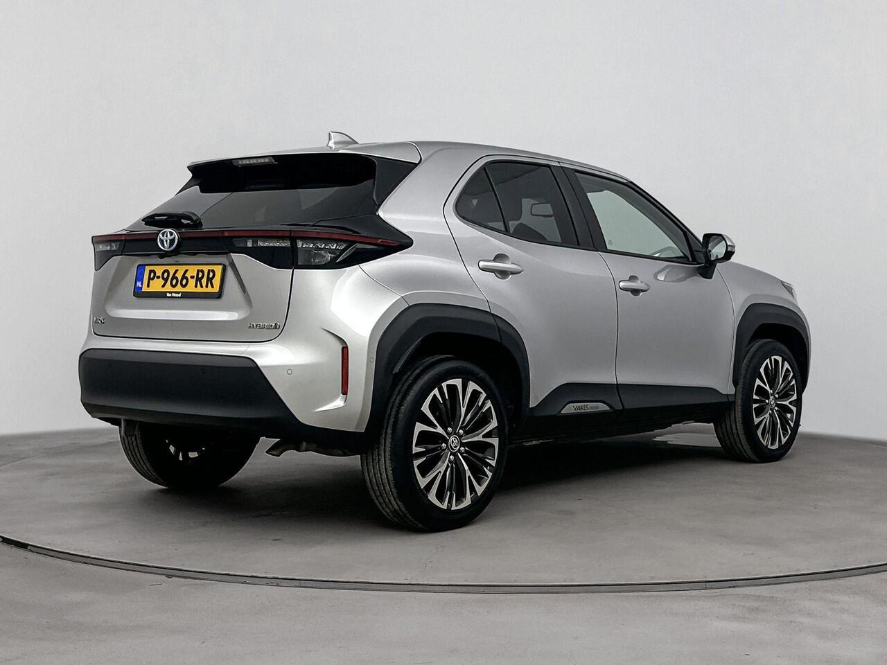 Toyota YARIS Cross 1.5 Hybrid 115Pk Adventure Automaat | Navigatie | Apple & Android Carplay | Cruise Control Adaptief | Parkeersensoren & Camera | Stoel- & Stuurverwarming | Climate Control | Electrische Achterklep | Panoramadak |