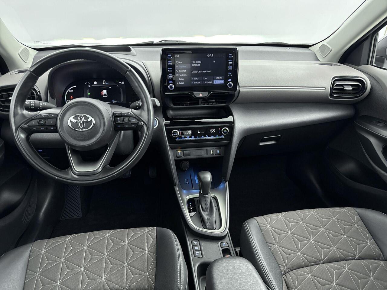 Toyota YARIS Cross 1.5 Hybrid 115Pk Adventure Automaat | Navigatie | Apple & Android Carplay | Cruise Control Adaptief | Parkeersensoren & Camera | Stoel- & Stuurverwarming | Climate Control | Electrische Achterklep | Panoramadak |