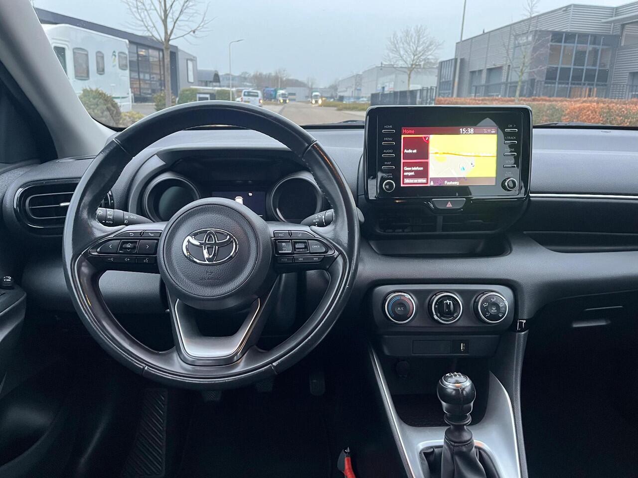 Toyota YARIS 1.5 VVT-i Business Plus | Adap. Cruise Control | 125PK | NAVI | Carplay | Achteruitrijcamera | Digitaal Display | All-seasonbanden