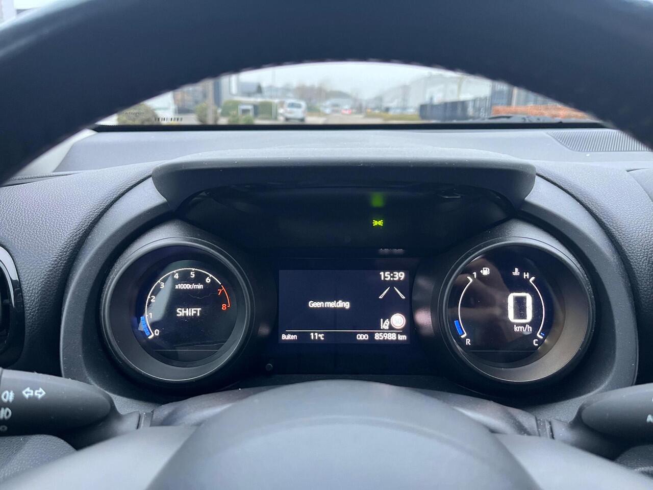 Toyota YARIS 1.5 VVT-i Business Plus | Adap. Cruise Control | 125PK | NAVI | Carplay | Achteruitrijcamera | Digitaal Display | All-seasonbanden