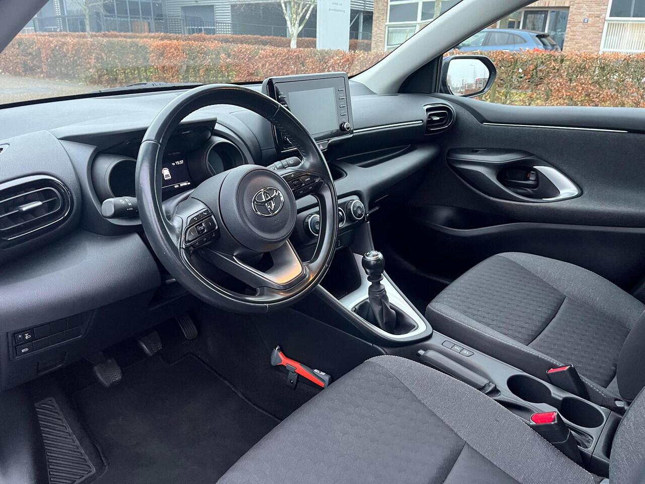 Toyota YARIS 1.5 VVT-i Business Plus | Adap. Cruise Control | 125PK | NAVI | Carplay | Achteruitrijcamera | Digitaal Display | All-seasonbanden