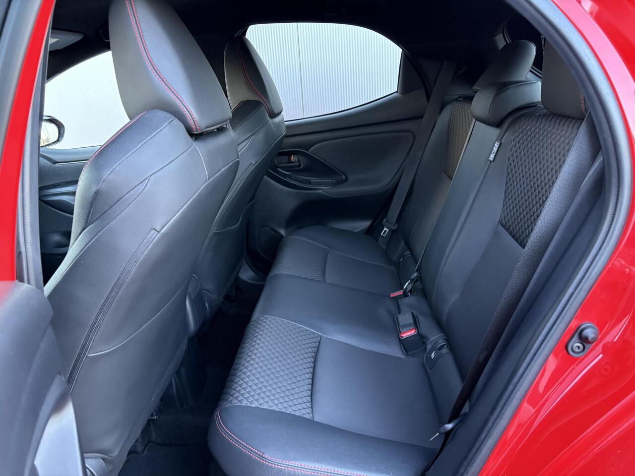 Toyota YARIS 1.5 Hybrid Executive **STOEL EN STUURWIELVERWARMING/ HEAD UP DISPLAY/ KEYLESS**