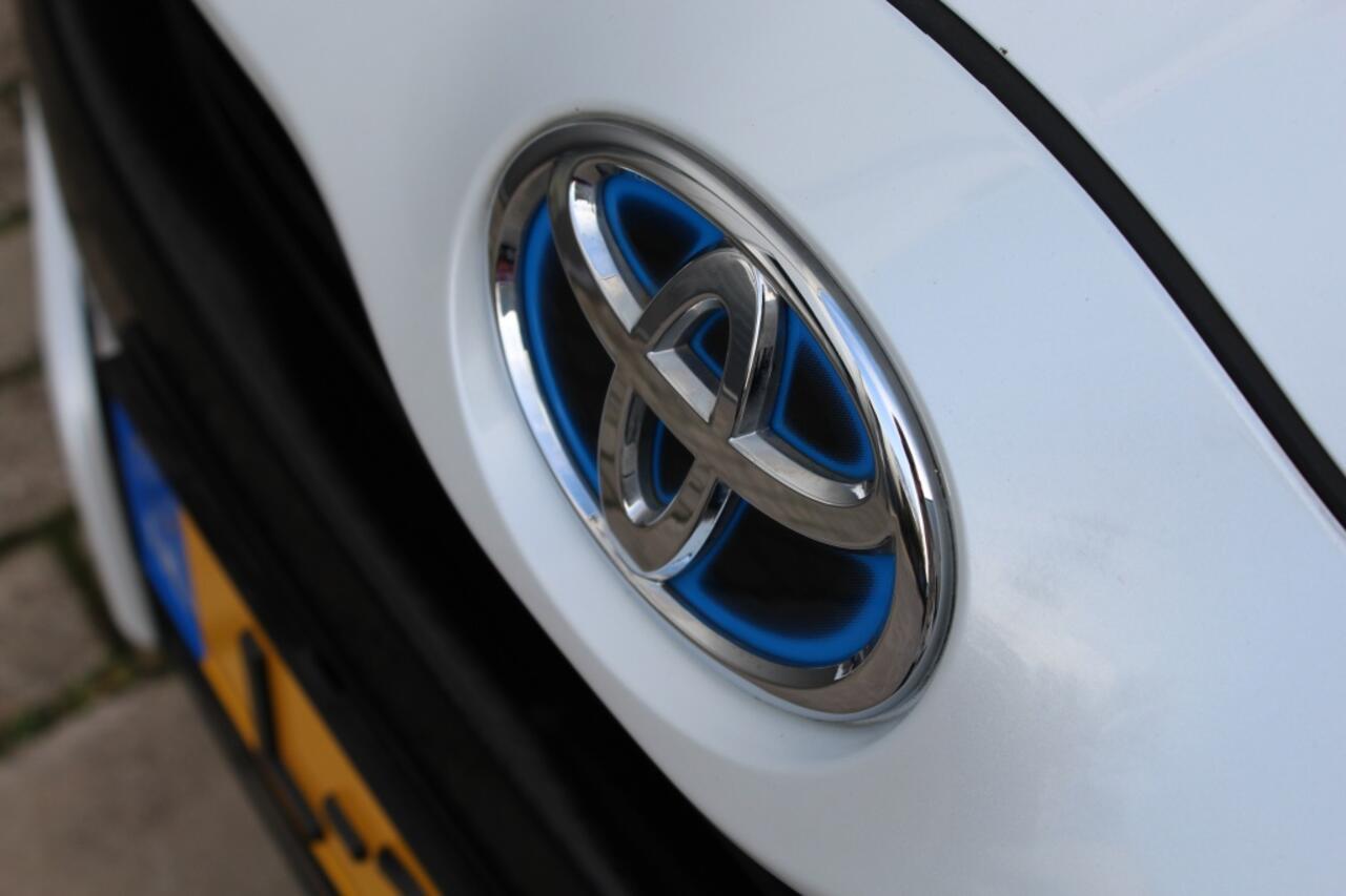 Toyota YARIS 1.5 Hybrid Style+ / Bi-Tone / afn. Trekhaak / PDC / BSM