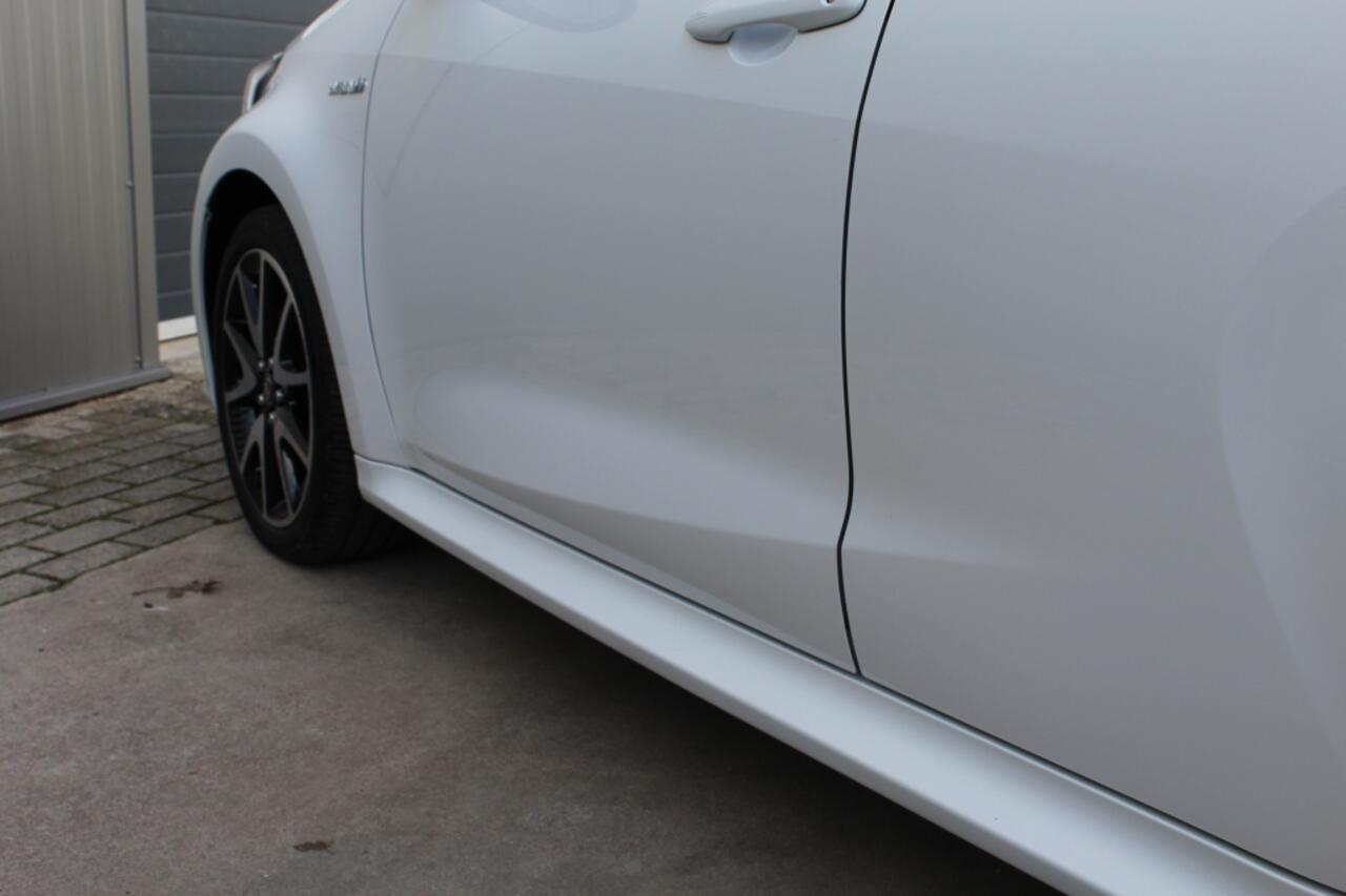 Toyota YARIS 1.5 Hybrid Style+ / Bi-Tone / afn. Trekhaak / PDC / BSM