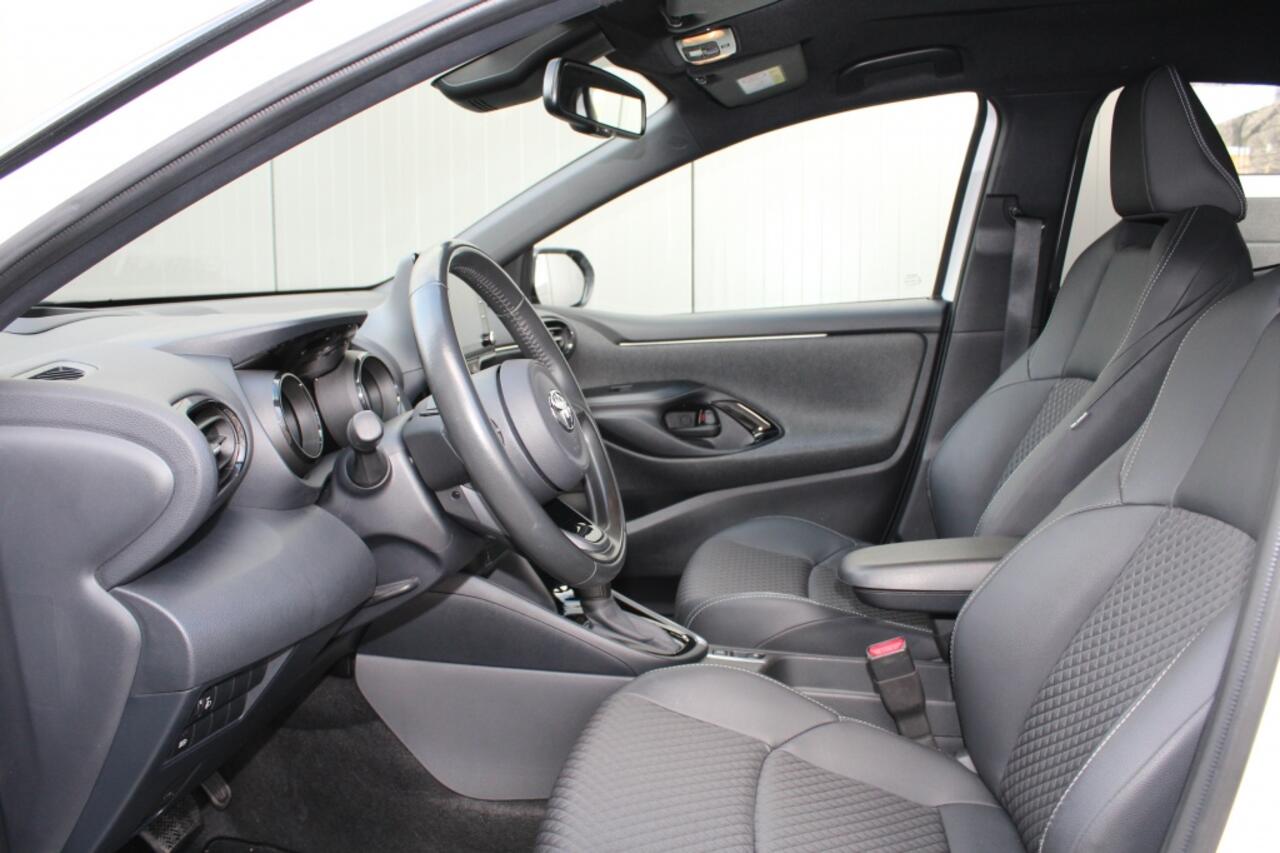 Toyota YARIS 1.5 Hybrid Style+ / Bi-Tone / afn. Trekhaak / PDC / BSM