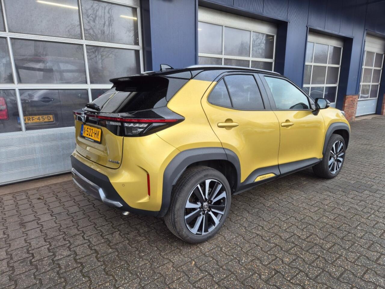 Toyota YARIS 1.5 HYBRID LAUNCHE EDITION, CAMERA, CARPLAY, STUUR/STOEL VERWARMING, HEAD UP, ALL IN PRIJS!