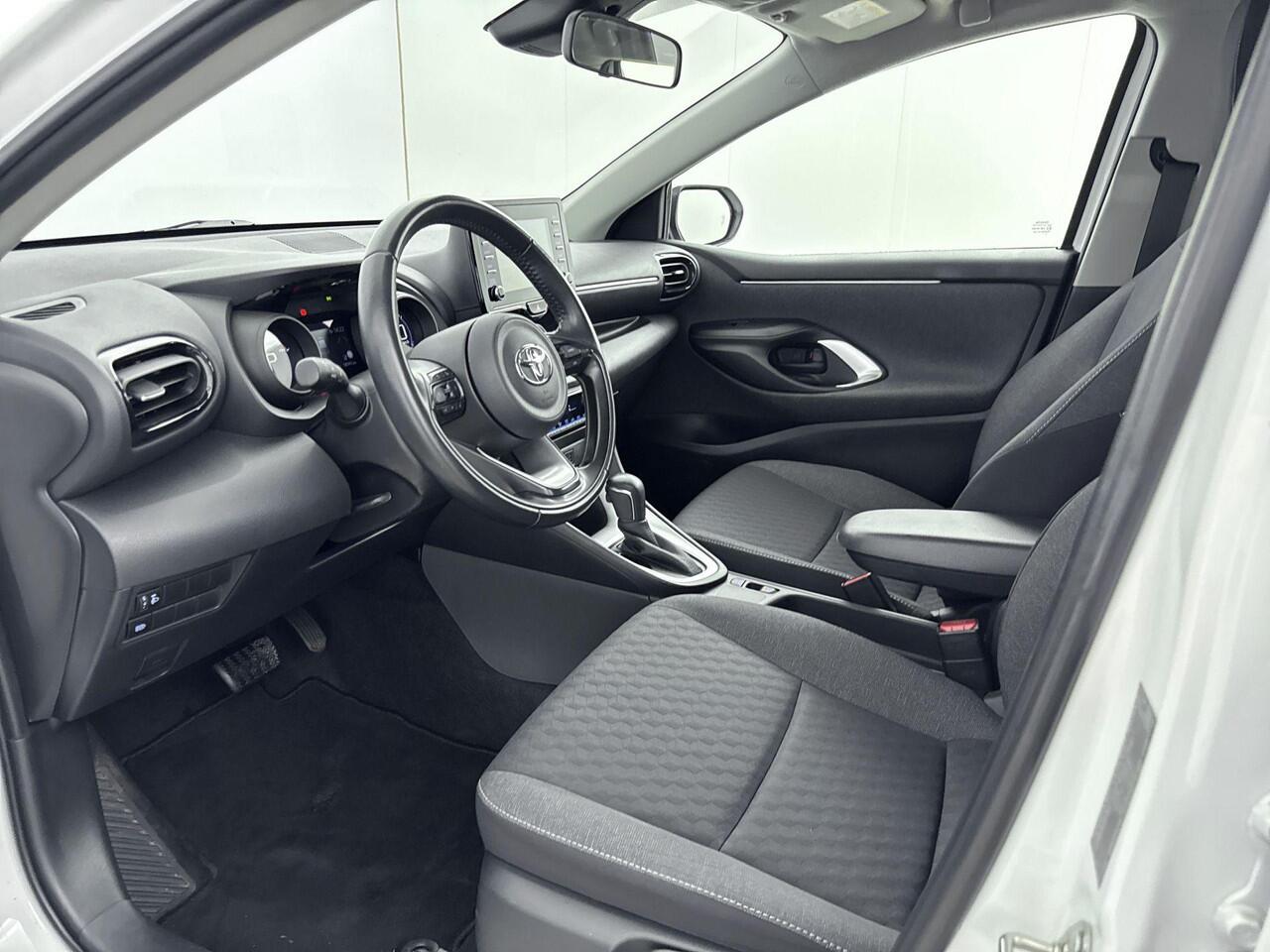 Toyota YARIS 1.5 Hybrid Dynamic | airco automatisch | Apple Carplay/Android | Autonomous Emergency Braking | bots herkenning en activatie | cruise control adaptief | LED koplampen | lichtmetalen velgen 16" |