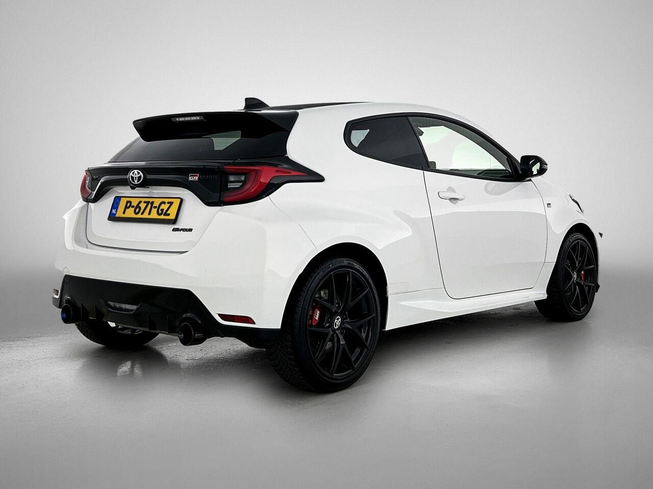 Toyota YARIS 1.6 GR Performance 261 PK | cruise control adaptief | lichtmetalen velgen 18" | microvezel bekleding |