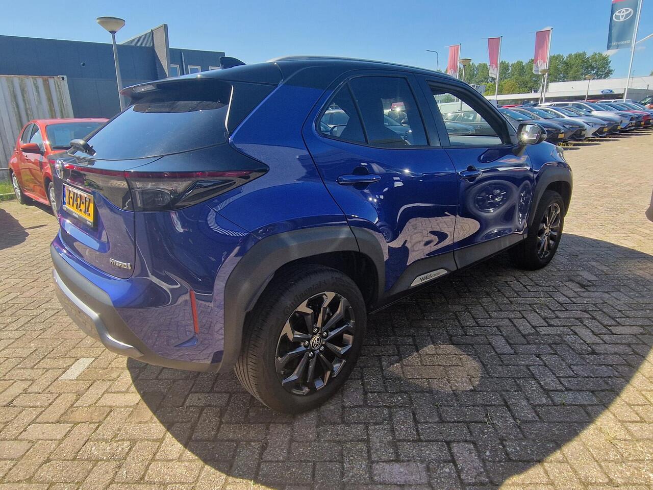 Toyota YARIS Cross 1.5 Hybrid Adventure Bi-tone limited | Panoramadak | HUD | stuur- & stoelverwarming | Elektrische achterklep