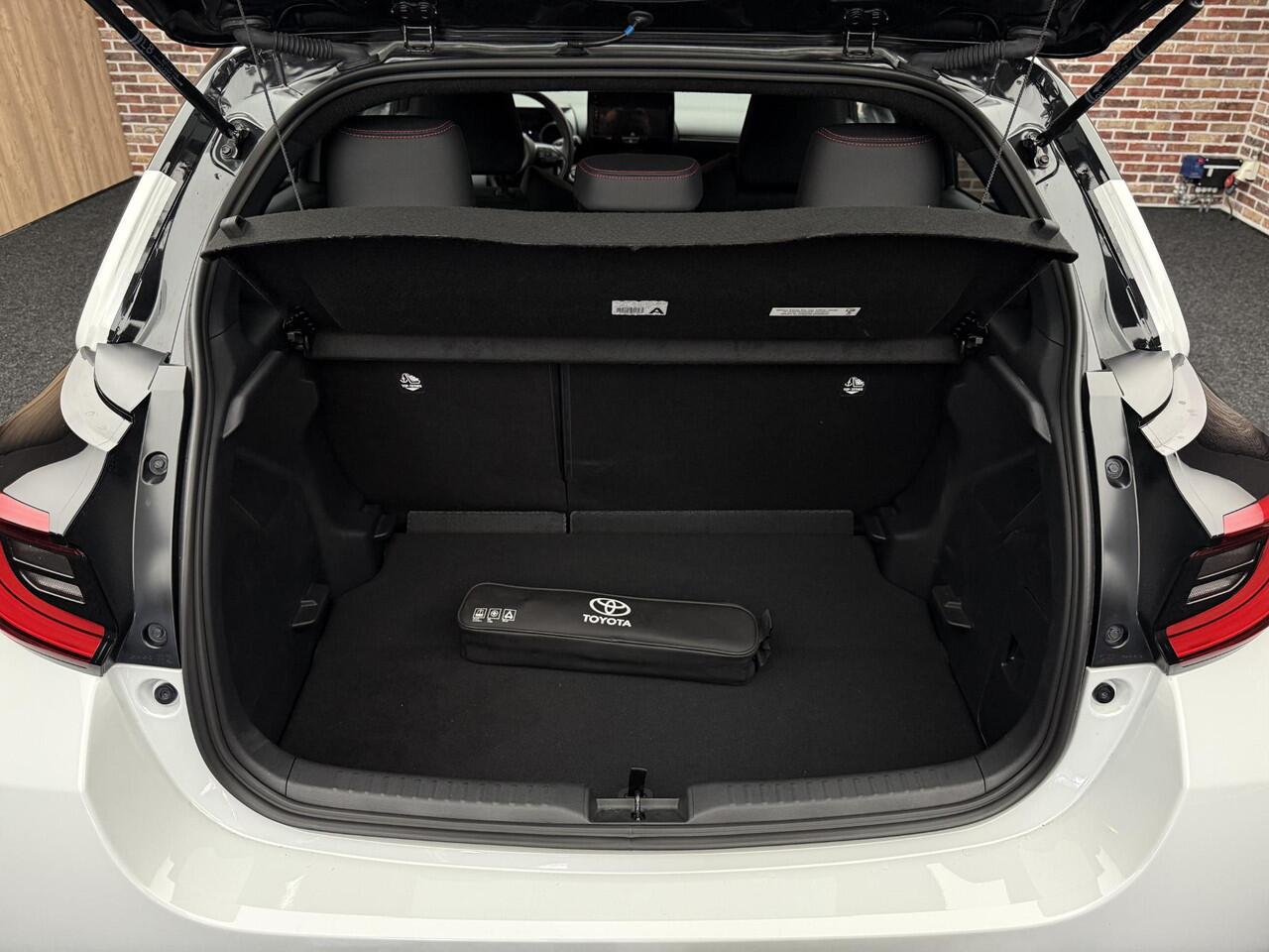 Toyota YARIS 1.5 Hybrid GR Sport CAMERA LANE ASSIST CLIMATE NAVIGATIE JBL GARANTIE