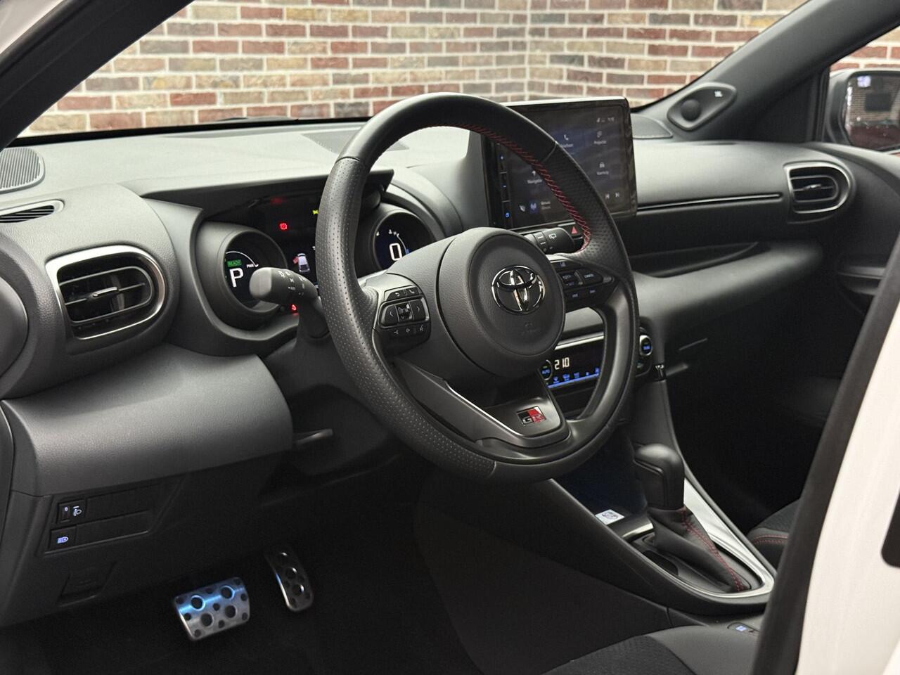 Toyota YARIS 1.5 Hybrid GR Sport CAMERA LANE ASSIST CLIMATE NAVIGATIE JBL GARANTIE