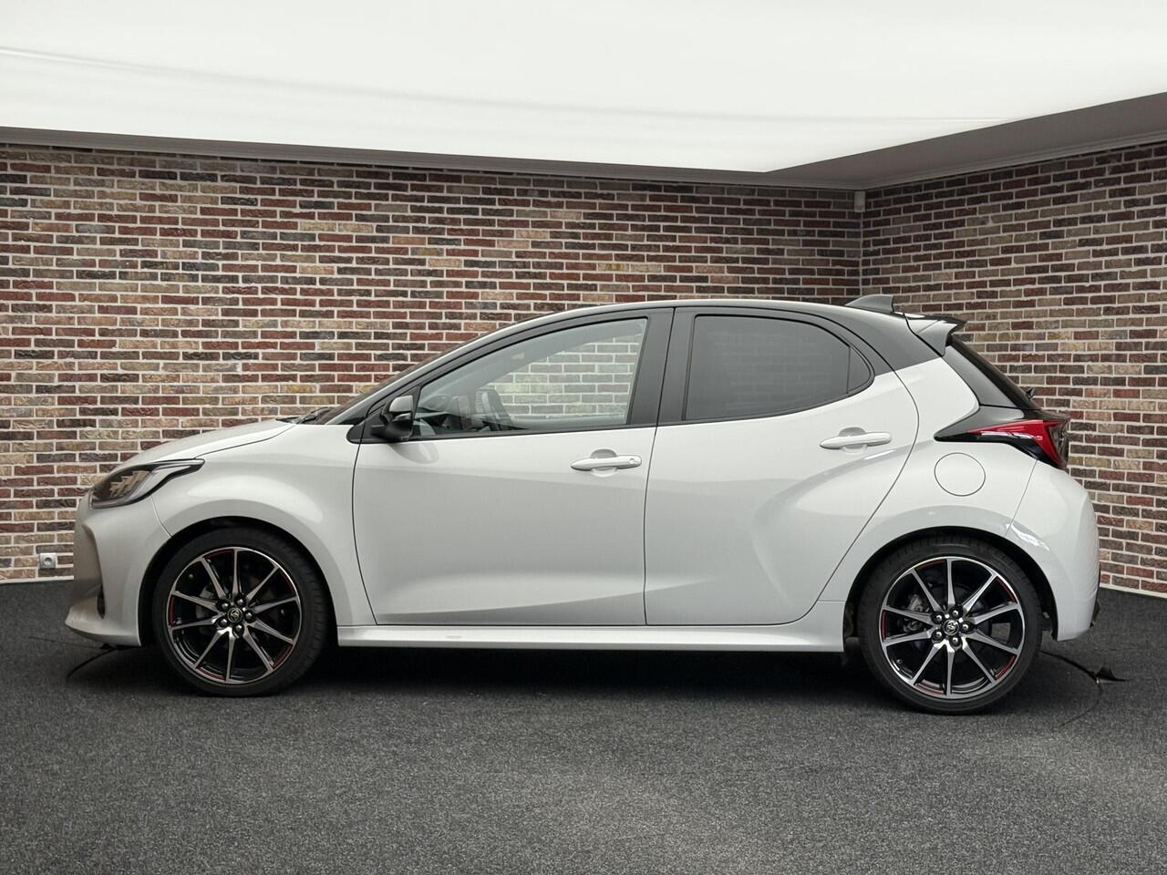 Toyota YARIS 1.5 Hybrid GR Sport CAMERA LANE ASSIST CLIMATE NAVIGATIE JBL GARANTIE