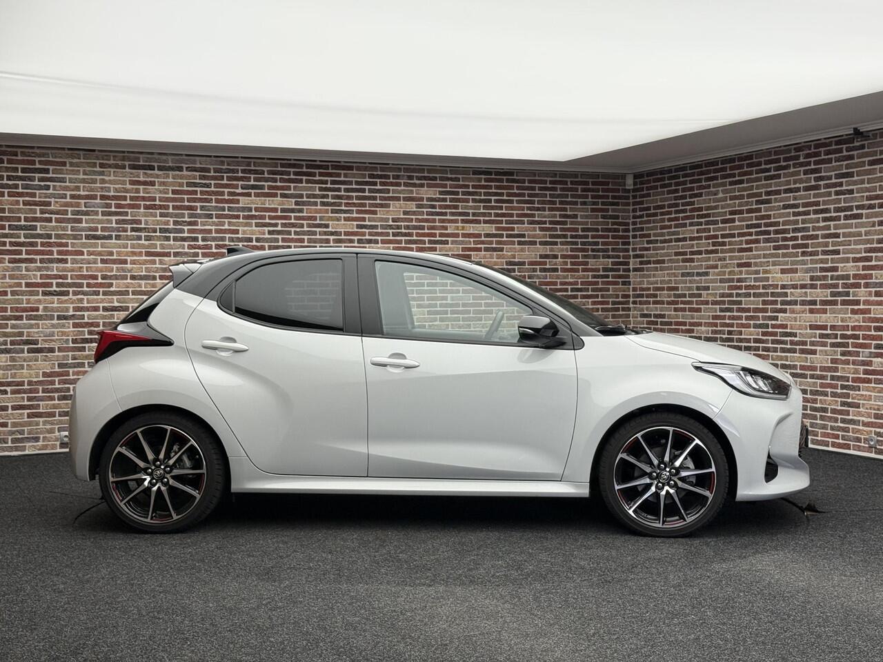 Toyota YARIS 1.5 Hybrid GR Sport CAMERA LANE ASSIST CLIMATE NAVIGATIE JBL GARANTIE