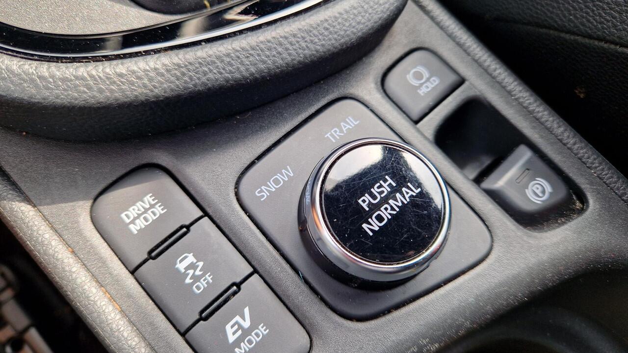 Toyota YARIS Cross 1.5 Hybrid Dynamic Plus 4x4 !!