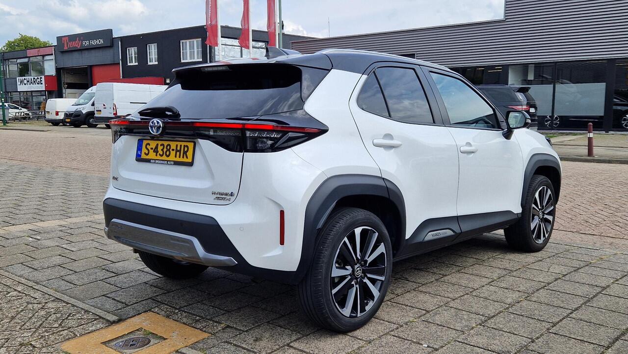 Toyota YARIS Cross 1.5 Hybrid Dynamic Plus 4x4 !!