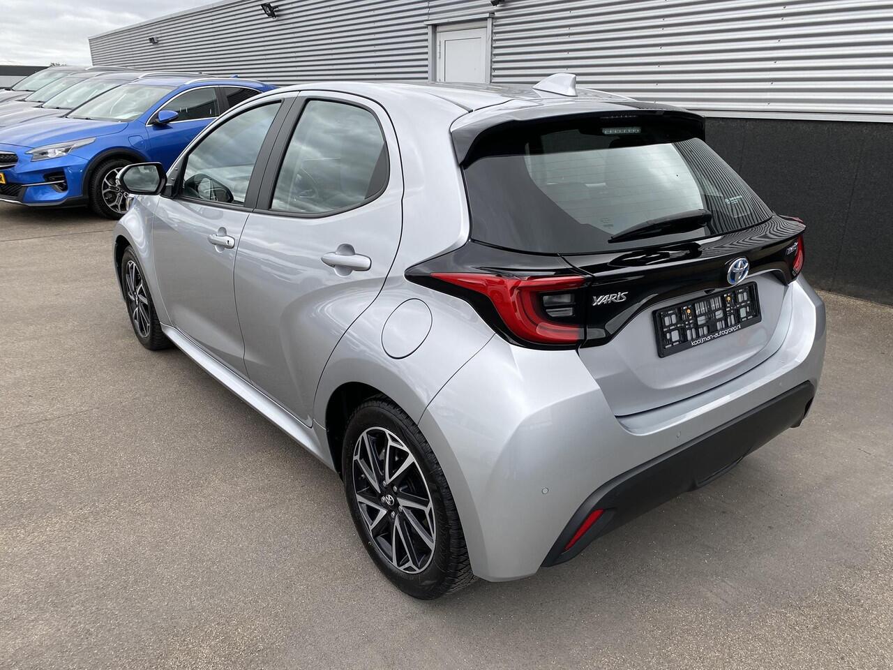 Toyota YARIS 1.5 Hybrid Dynamic Parkeersensoren voor + achter, Navigatie Apple CarPlay/Android Auto, achteruitrij camera, adaptieve cruise control, LED