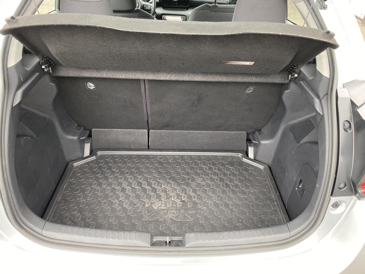 Toyota YARIS 1.5 Hybrid Dynamic Parkeersensoren voor + achter, Navigatie Apple CarPlay/Android Auto, achteruitrij camera, adaptieve cruise control, LED