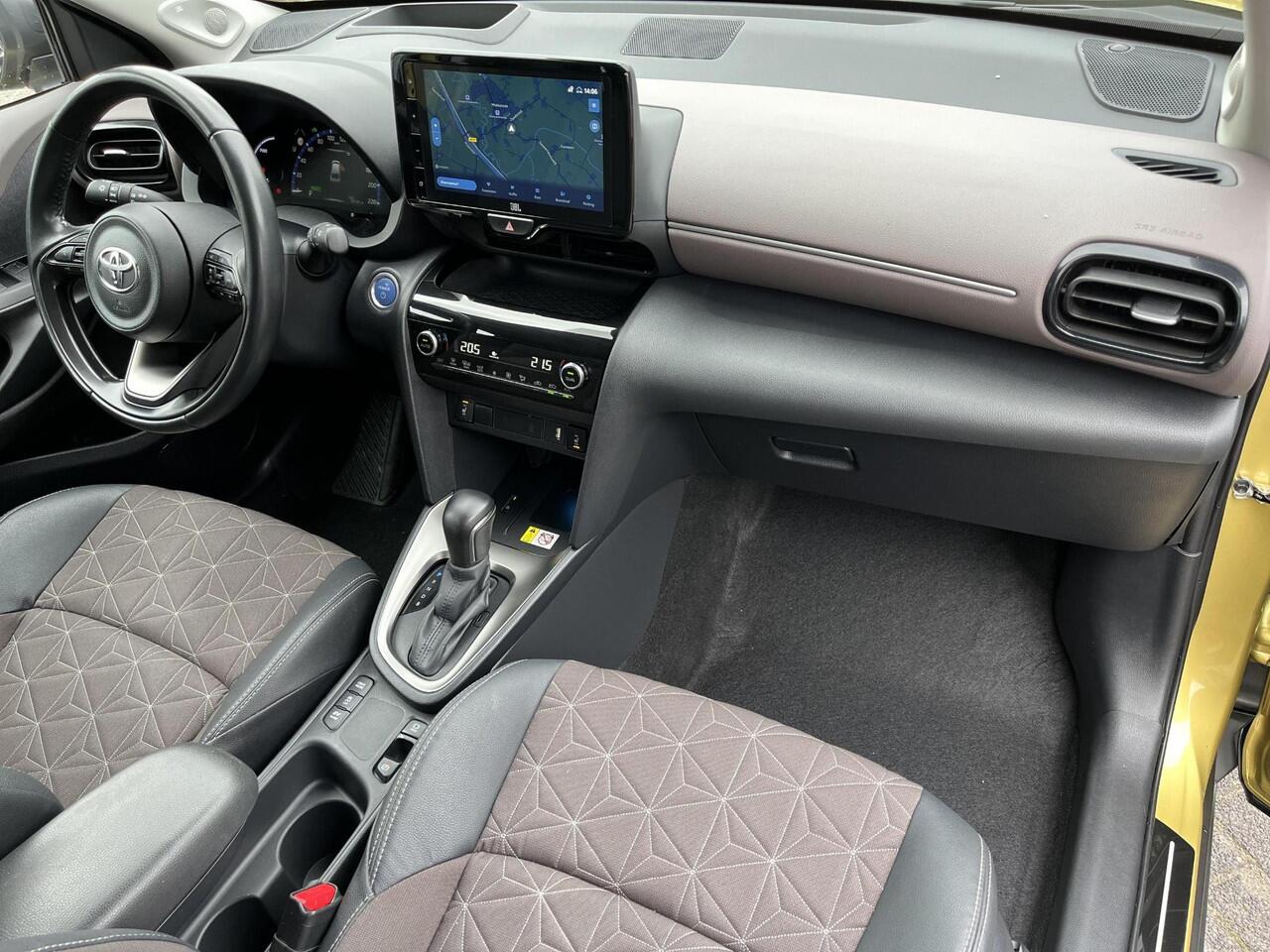 Toyota YARIS Cross 1.5 Hybrid Executive | JBL audio | Stoelverwarming | Head up display | 18 inch LM-velgen |