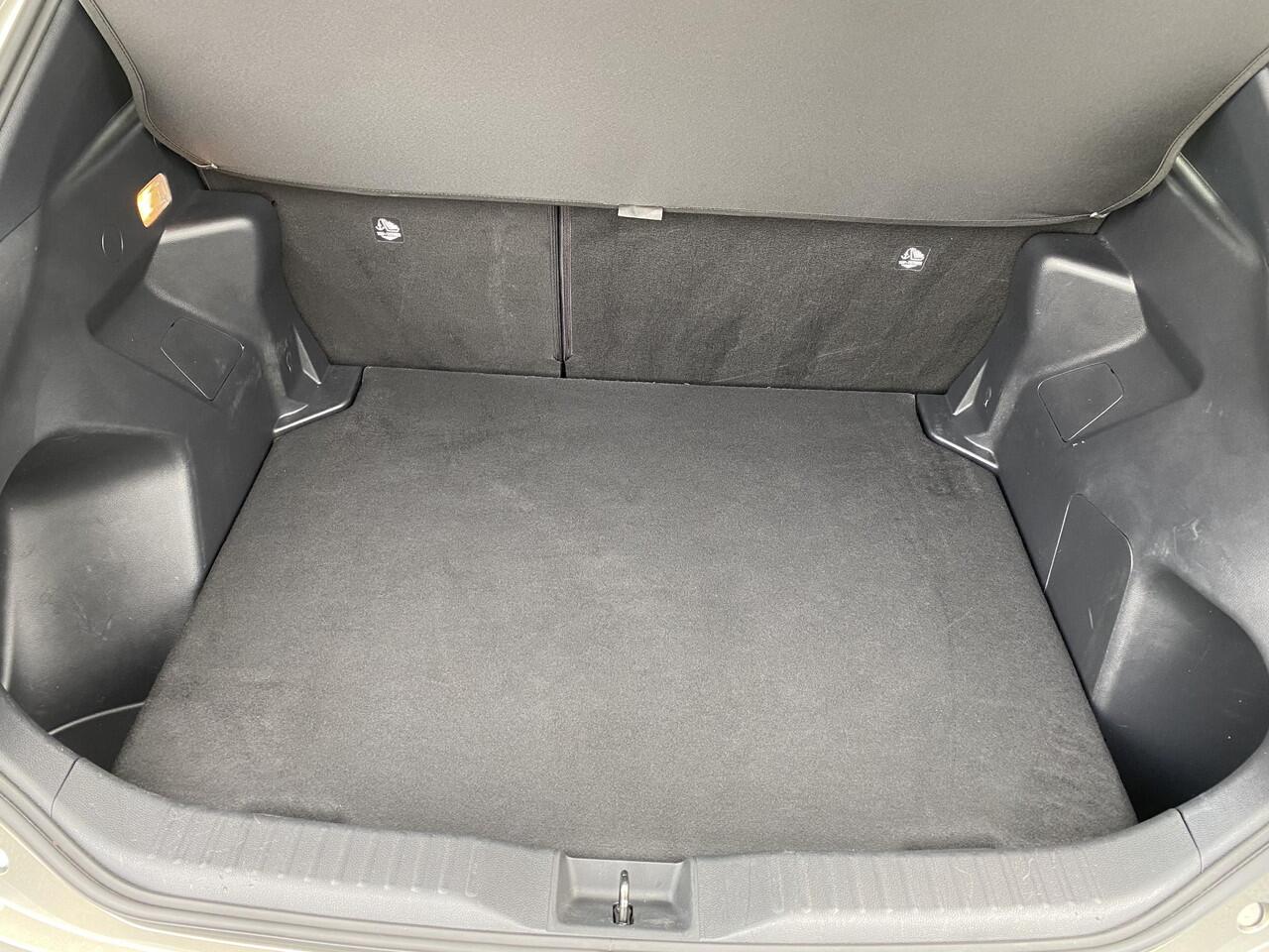 Toyota YARIS Cross 1.5 Hybrid First Edition Automaat Nieuw geleverd van 1e eigenaar incl: ApplCarPlay/AndroidAuto, Climate Control, Adative Cruise control, All season banden, Parkeerhulp camera, Led verlichting