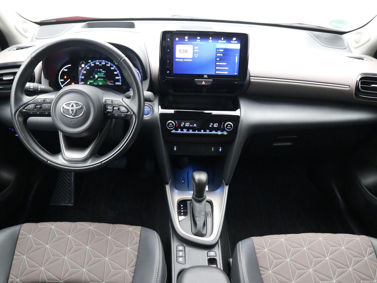 Toyota YARIS Cross 1.5 Hybrid Executive / Trekhaak Afneembaar / 100% onderhouden / NL Auto / HUD / Stoelverwarming / Cruise Adaptief / Achteruitrijcamera / Apple Carplay / JBL Soundsystem /