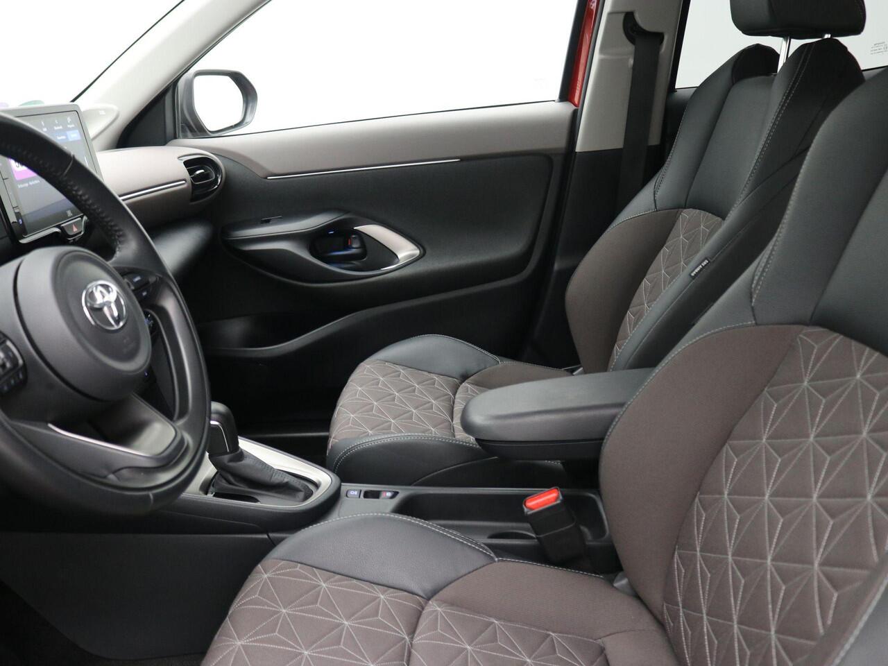 Toyota YARIS Cross 1.5 Hybrid Executive / Trekhaak Afneembaar / 100% onderhouden / NL Auto / HUD / Stoelverwarming / Cruise Adaptief / Achteruitrijcamera / Apple Carplay / JBL Soundsystem /