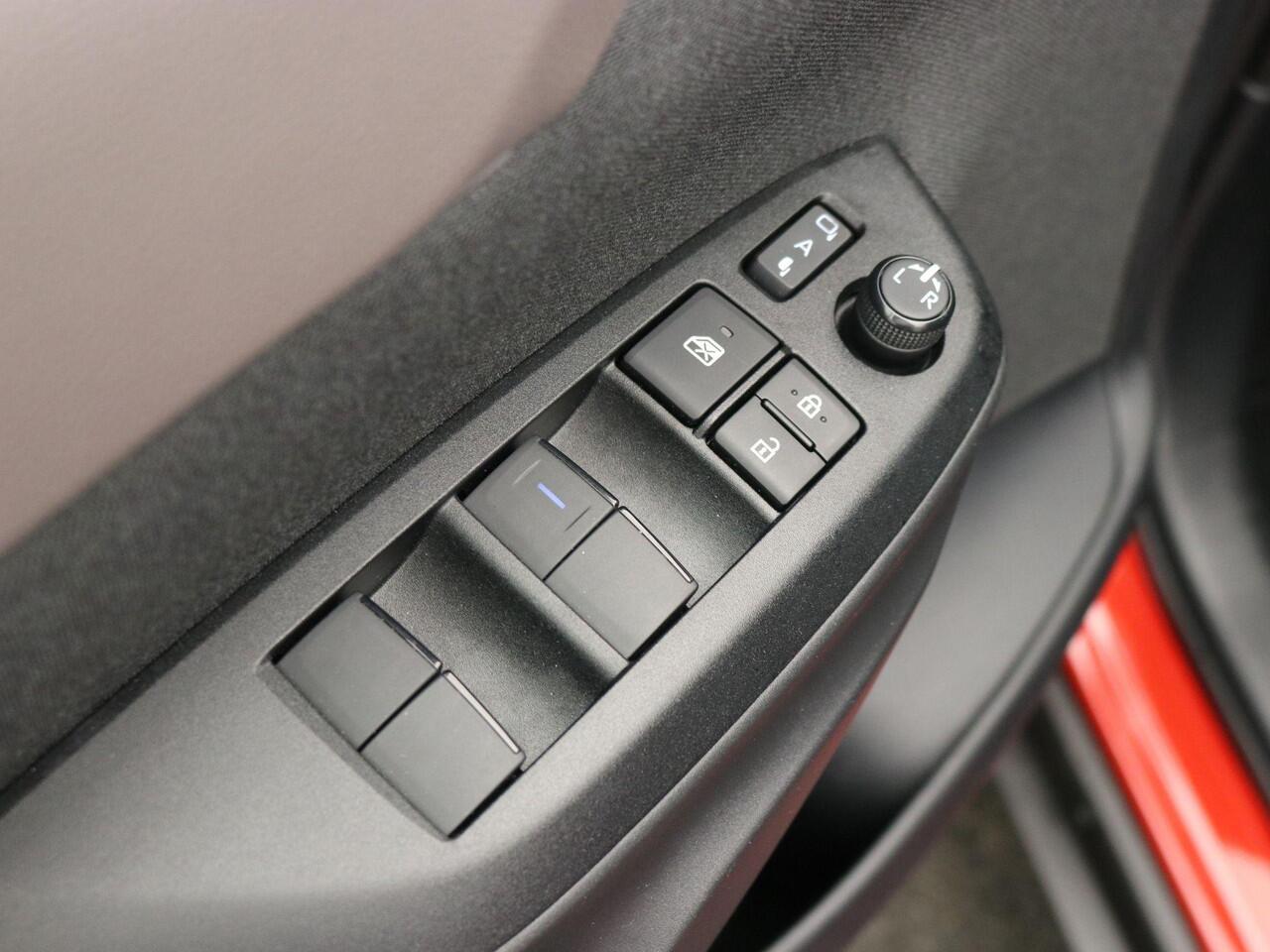 Toyota YARIS Cross 1.5 Hybrid Executive / Trekhaak Afneembaar / 100% onderhouden / NL Auto / HUD / Stoelverwarming / Cruise Adaptief / Achteruitrijcamera / Apple Carplay / JBL Soundsystem /