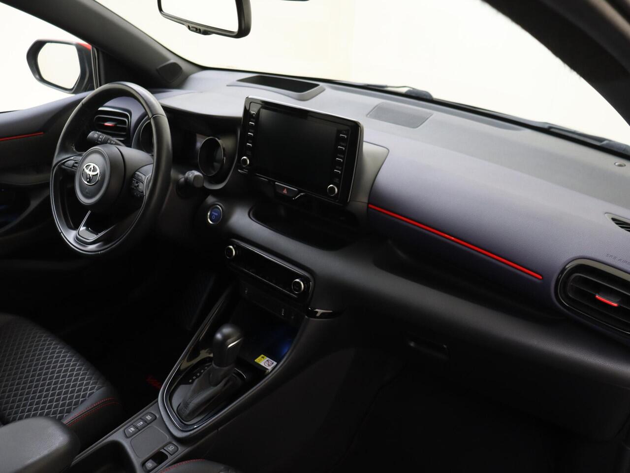 Toyota YARIS 1.5 Hybrid Executive | airco automatisch | Apple Carplay/Android Auto | Autonomous Emergency Braking | cruise control adaptief | dodehoek detectie | LED koplampen | lederen/stof bekleding | lichtmetalen Zwarte velgen 17" | navigatiesysteem full map | voor