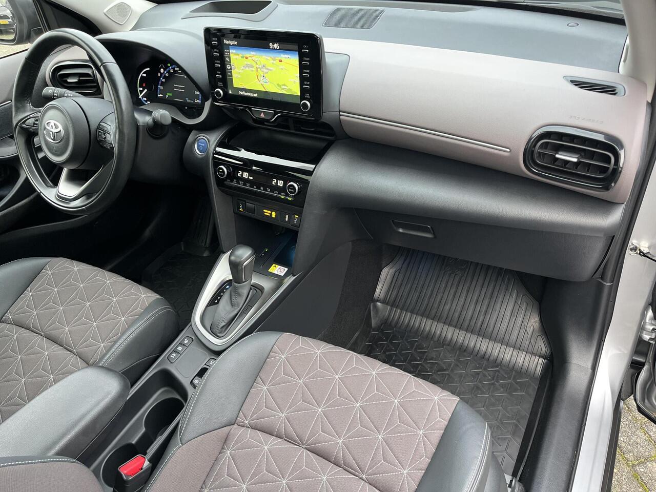 Toyota YARIS Cross 1.5 Hybrid Executive | Trekhaak | Panoramadak | Stoel- + stuurverwarming | Camera's rondom |