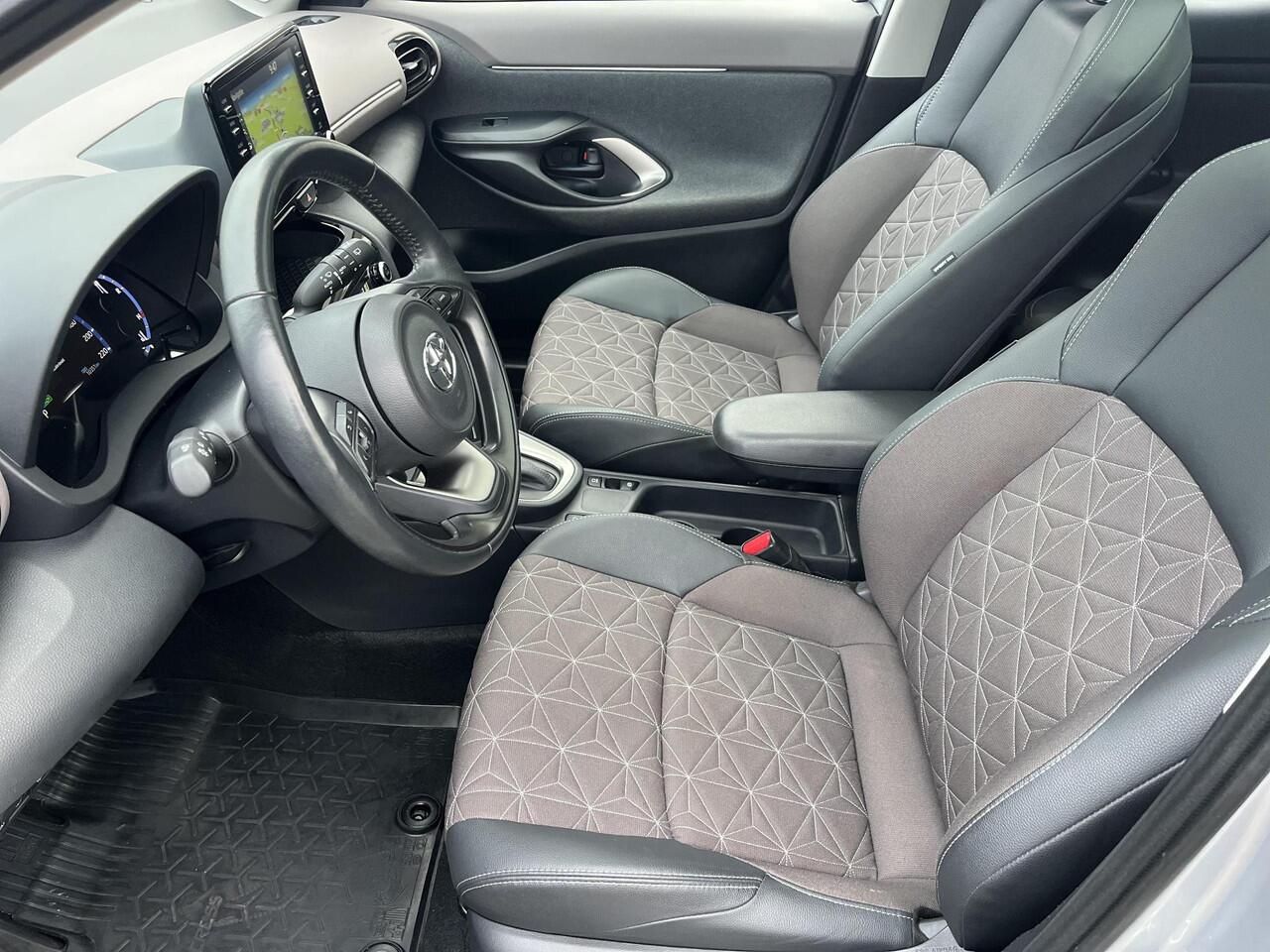 Toyota YARIS Cross 1.5 Hybrid Executive | Trekhaak | Panoramadak | Stoel- + stuurverwarming | Camera's rondom |