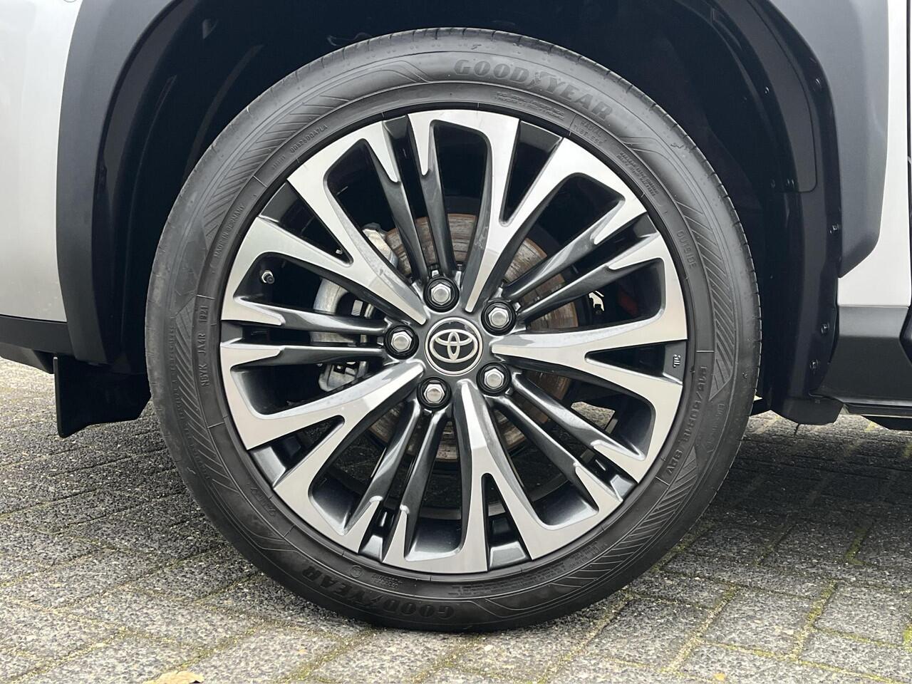 Toyota YARIS Cross 1.5 Hybrid Executive | Trekhaak | Panoramadak | Stoel- + stuurverwarming | Camera's rondom |