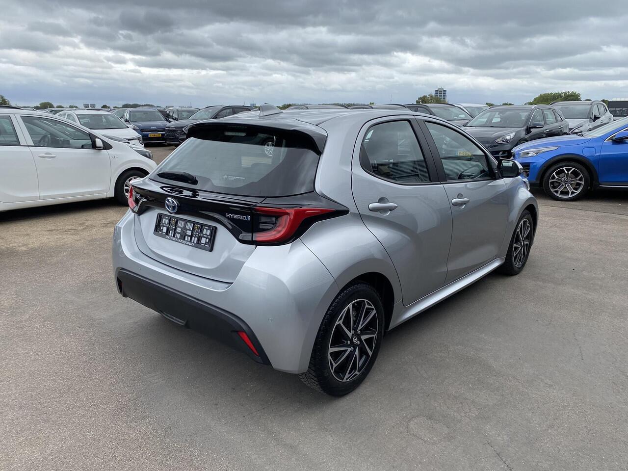 Toyota YARIS 1.5 Hybrid Dynamic Parkeersensoren voor + achter, Navigatie Apple CarPlay/Android Auto, achteruitrij camera, adaptieve cruise control, LED