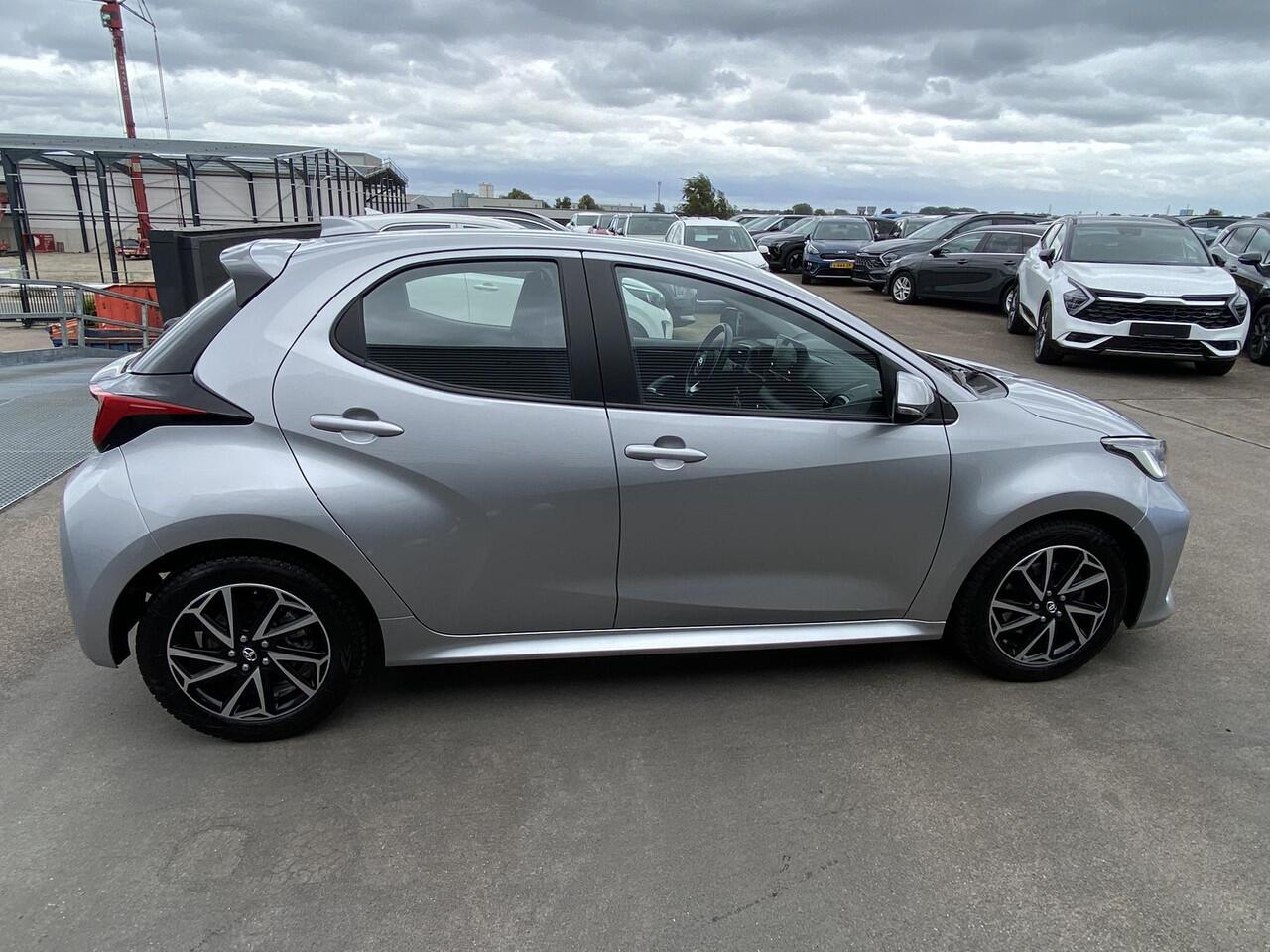 Toyota YARIS 1.5 Hybrid Dynamic Parkeersensoren voor + achter, Navigatie Apple CarPlay/Android Auto, achteruitrij camera, adaptieve cruise control, LED