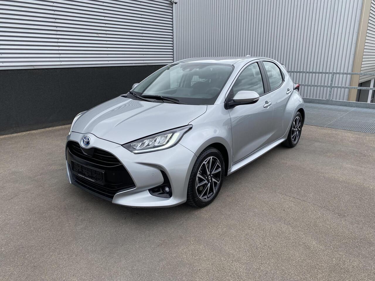 Toyota YARIS 1.5 Hybrid Dynamic Parkeersensoren voor + achter, Navigatie Apple CarPlay/Android Auto, achteruitrij camera, adaptieve cruise control, LED